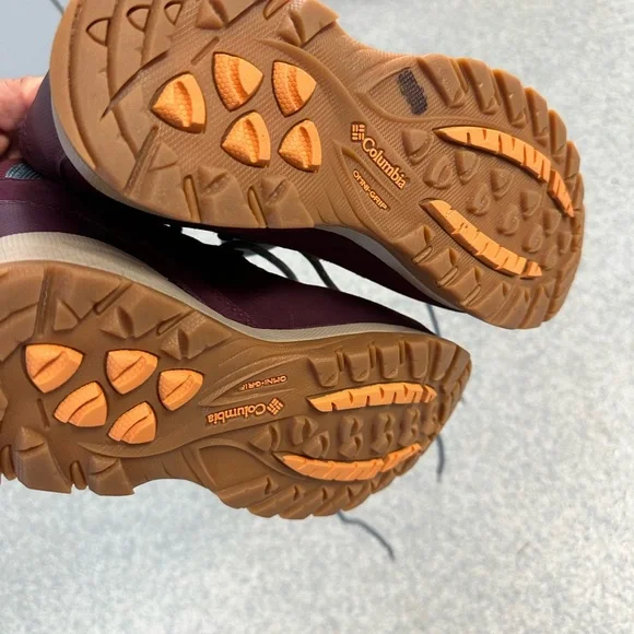 Like New COLUMBIA WOMEN’s NEWTON RIDGE mid ankle Maroon Hiking Boots- size 10 - Picture 4 of 5